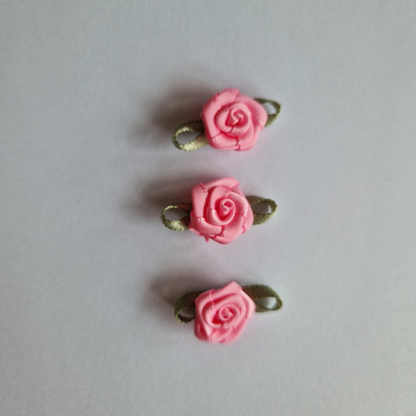 Satijnen roosje in roze