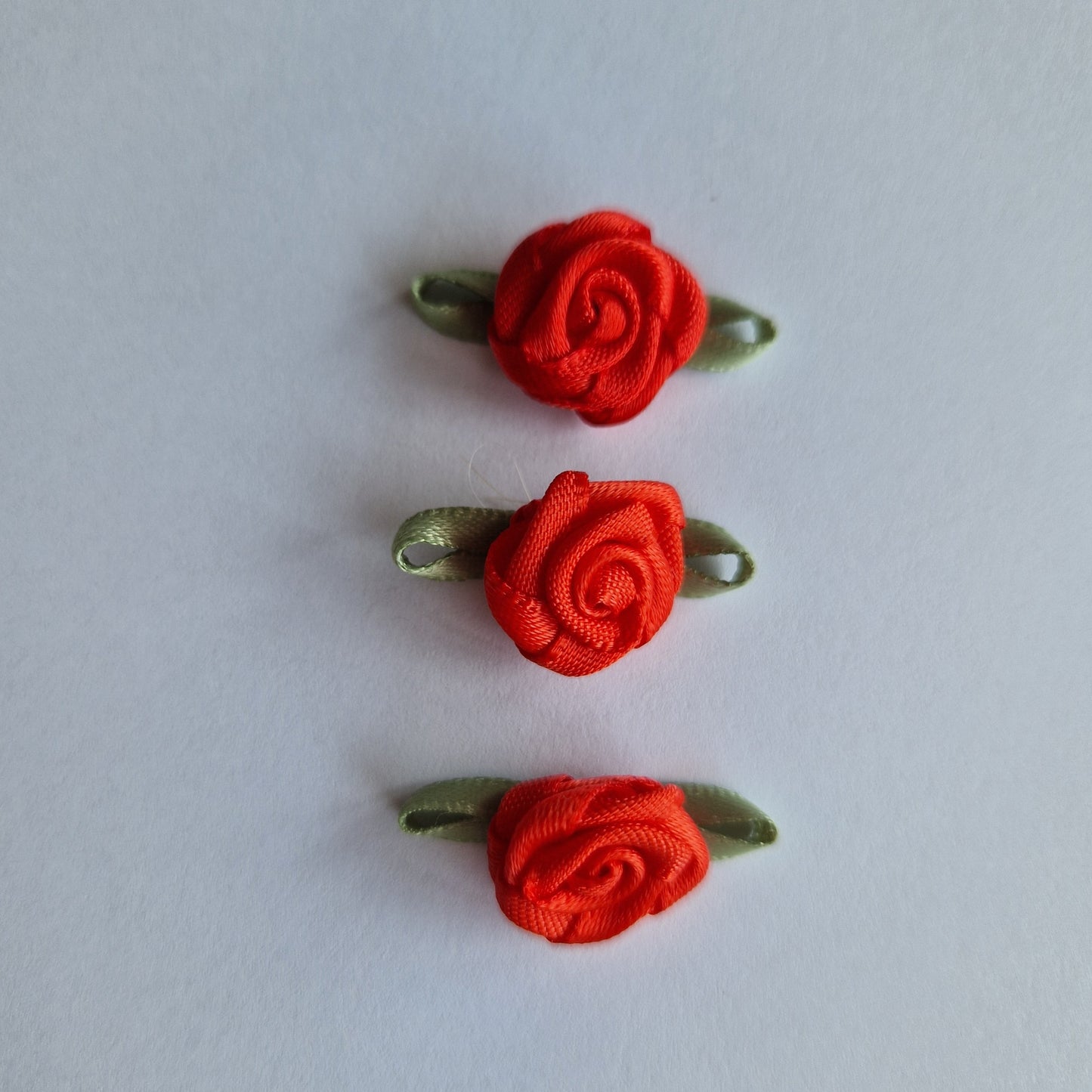 Satijnen roosje in rood