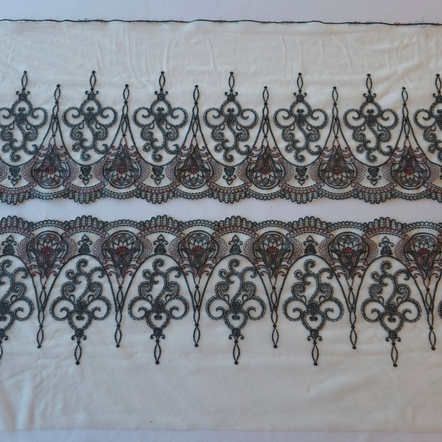 2025-97 Witte stretch mesh met gotisch borduursel voorzien van wijnrood lurex draad