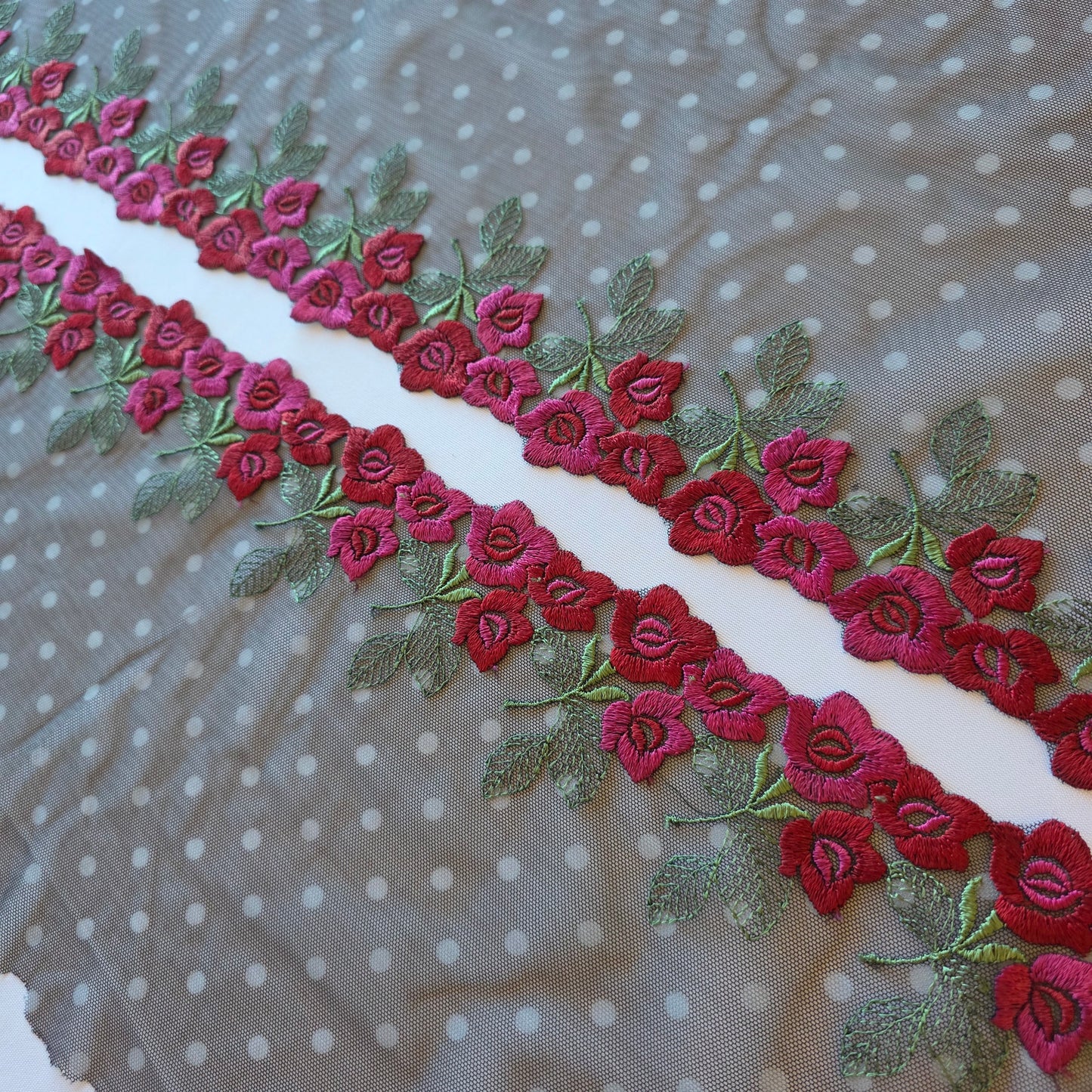 2025-89 zwart tule kant met witte, geprinte polka dot en bordeaux rode, geborduurde roosjes