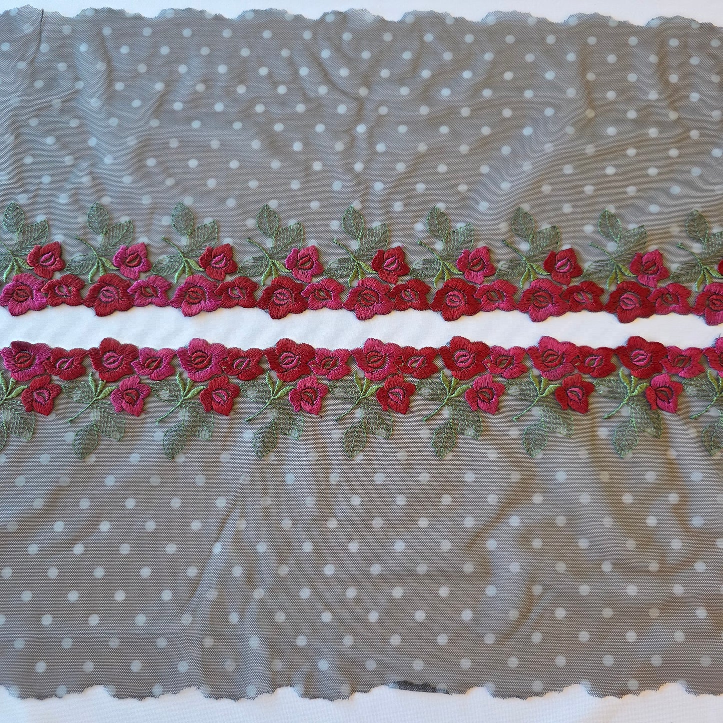 2025-89 zwart tule kant met witte, geprinte polka dot en bordeaux rode, geborduurde roosjes