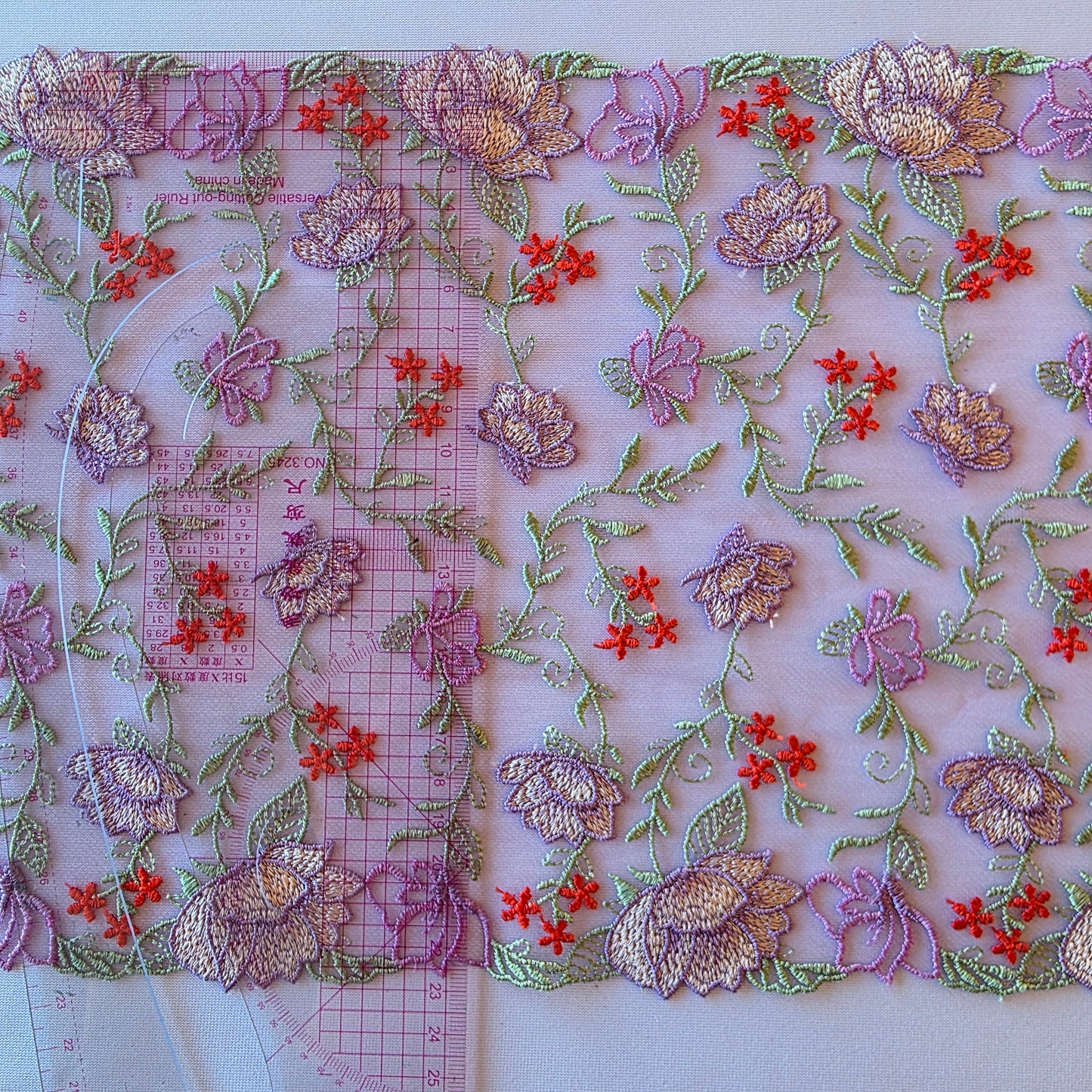 2025-91 lila tule kant met all over geborduurde bloemen in paars en oranjerood