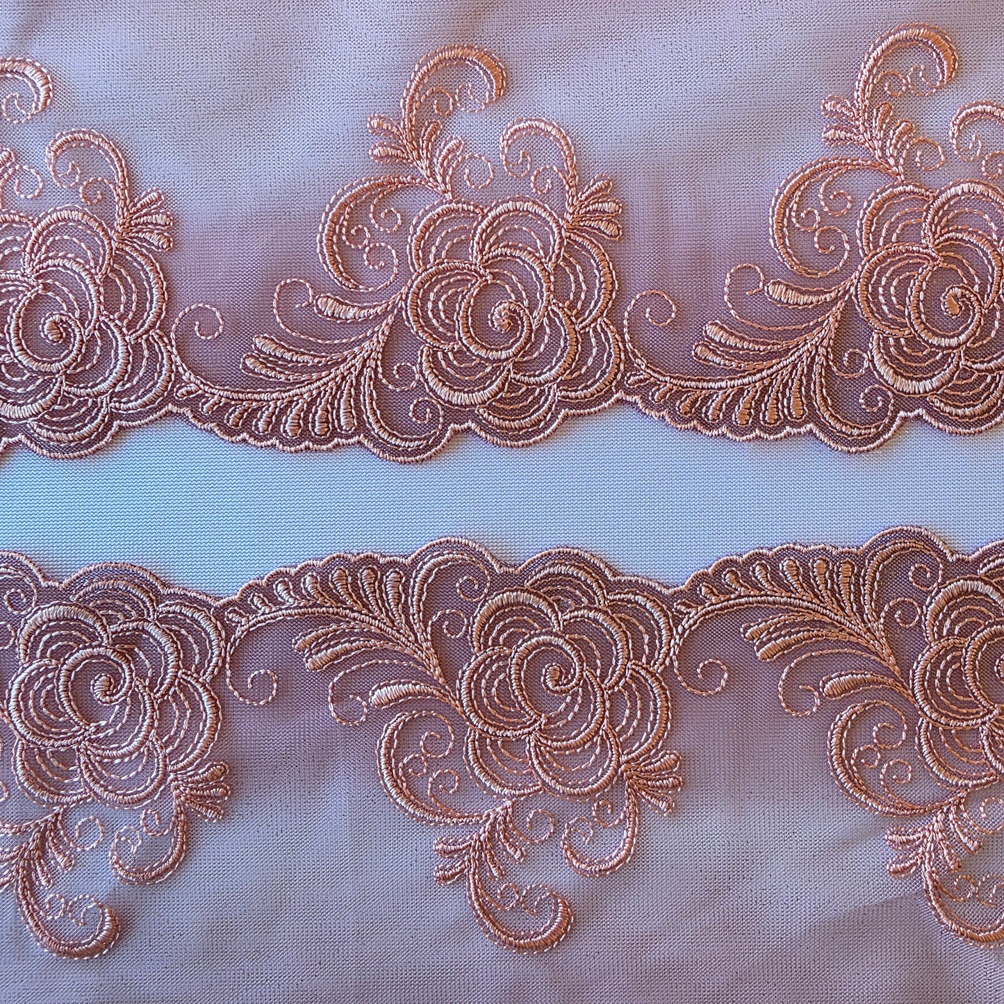 2025-93 ombre mauve kleurig tulekant met goudkleurige spikkelprint en geborduurde rozen
