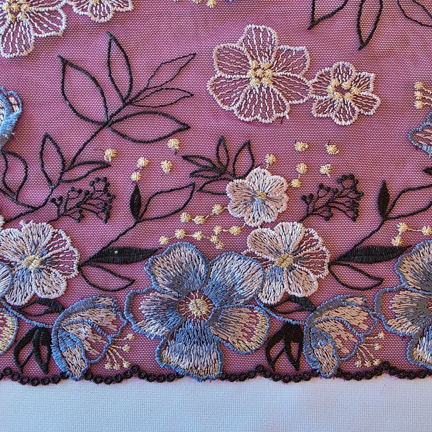 2025-95 wijnrood tule kant met all over geborduurde bloemen voorzien van goudkleurig lurex draadje