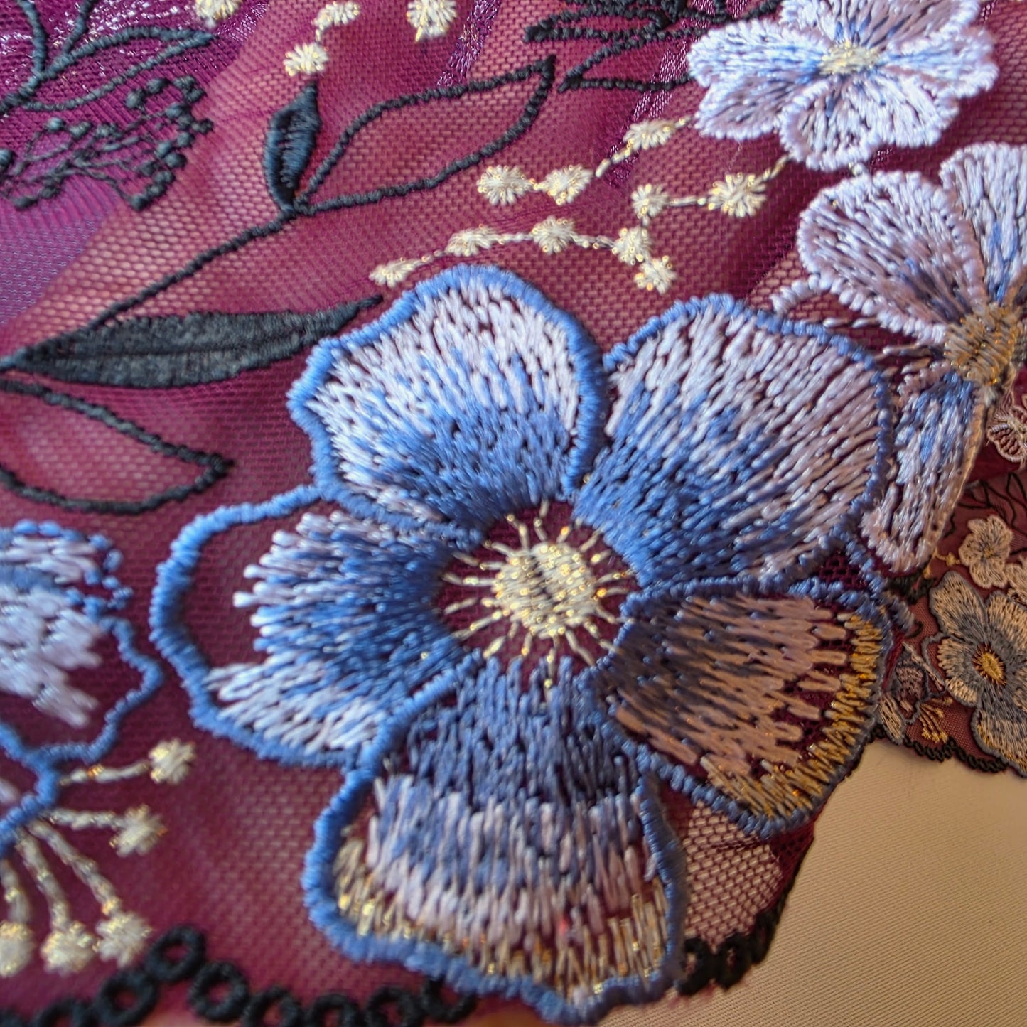 2025-95 wijnrood tule kant met all over geborduurde bloemen voorzien van goudkleurig lurex draadje