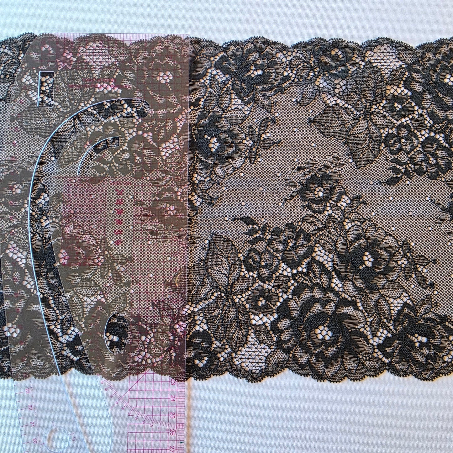 2025-98 zwart gebreid stretch kant met rozen motief