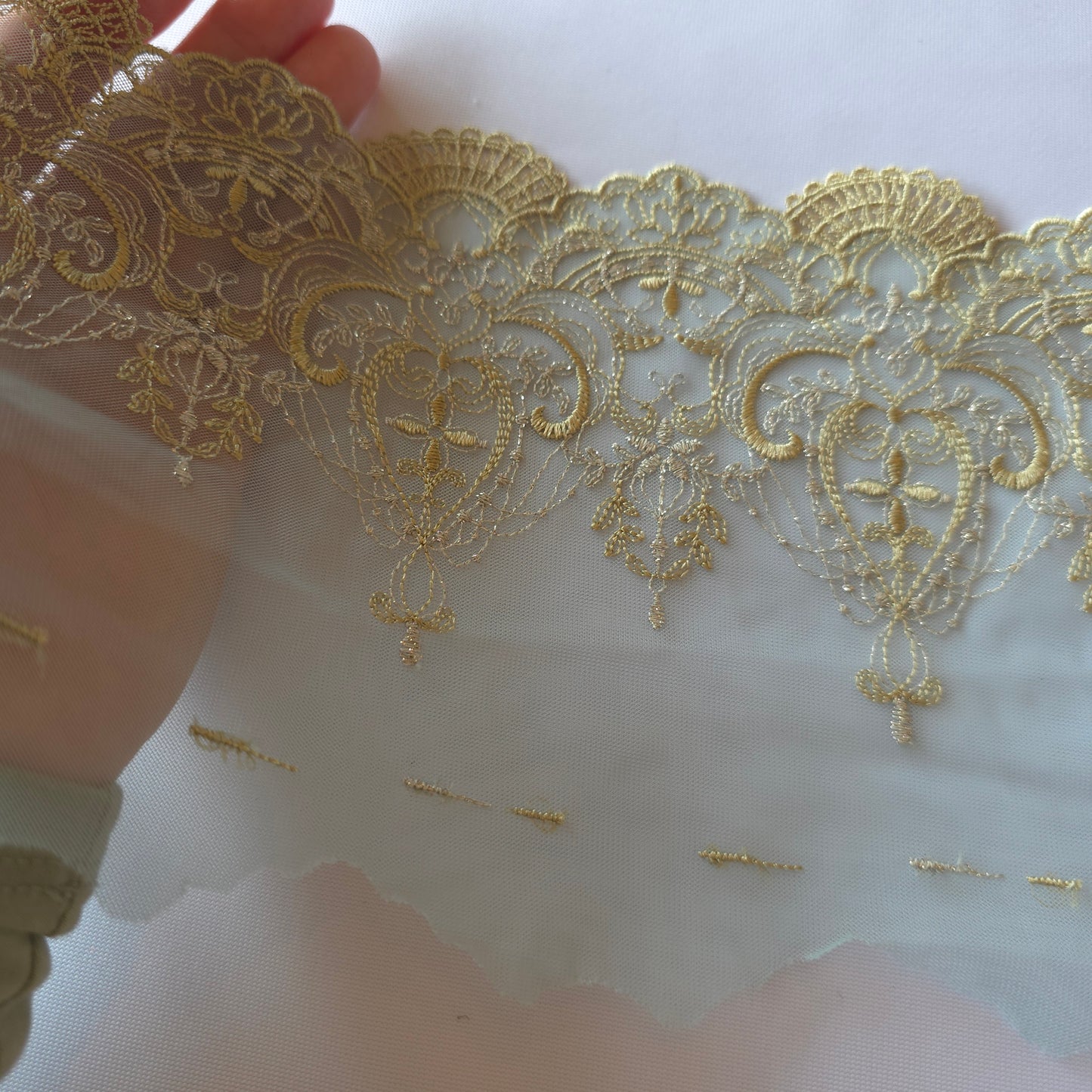 2025-109 lichtblauw tule kant met geborduurd barok design voorzien van goudkleurige lurexdraad