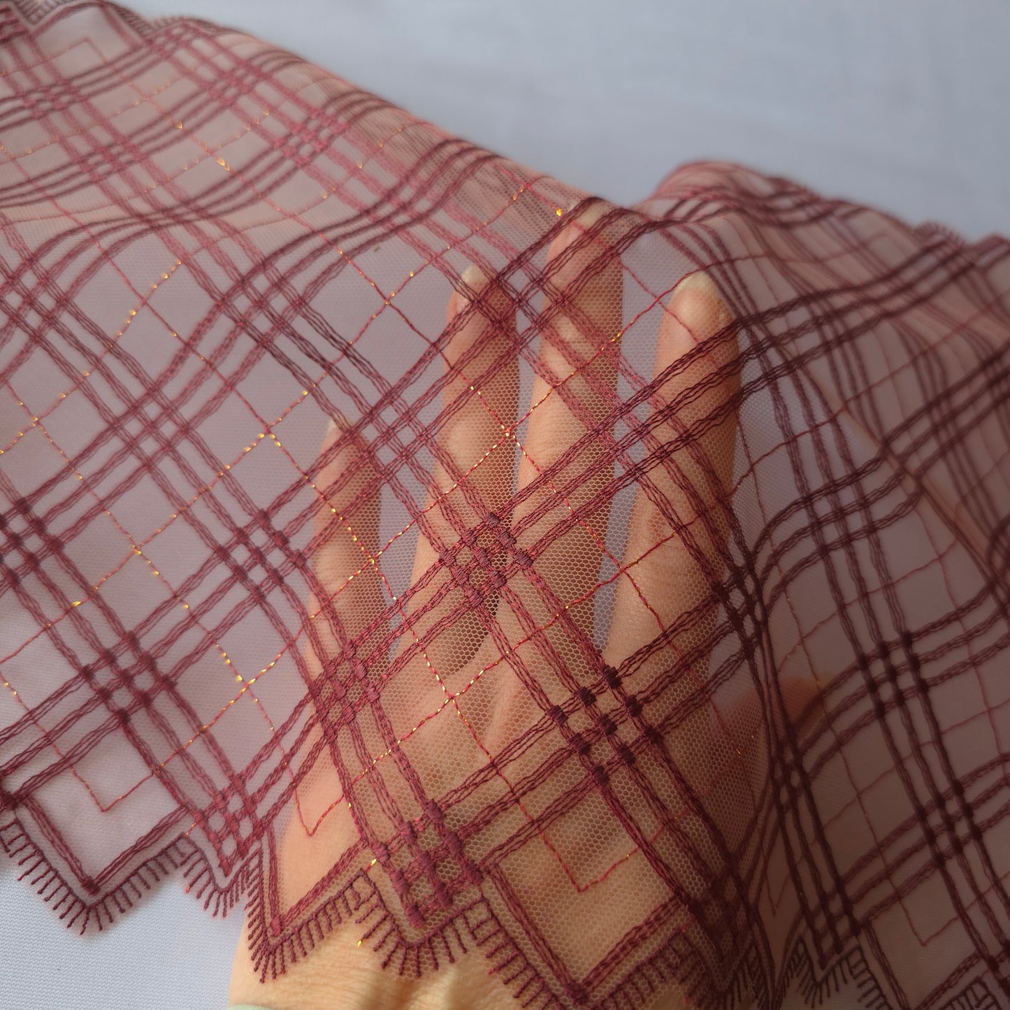 2025-108 beige tule kant met geborduurde ruit in bordeaux rood voorzien van goudkleurige lurexdraad