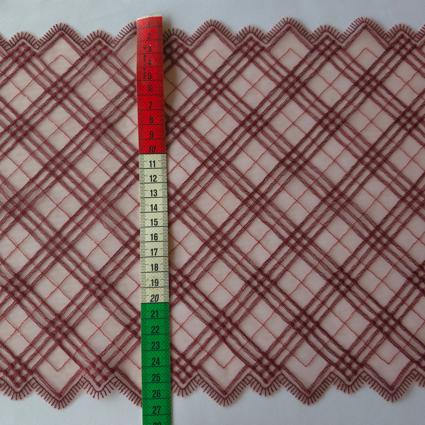 2025-108 beige tule kant met geborduurde ruit in bordeaux rood voorzien van goudkleurige lurexdraad