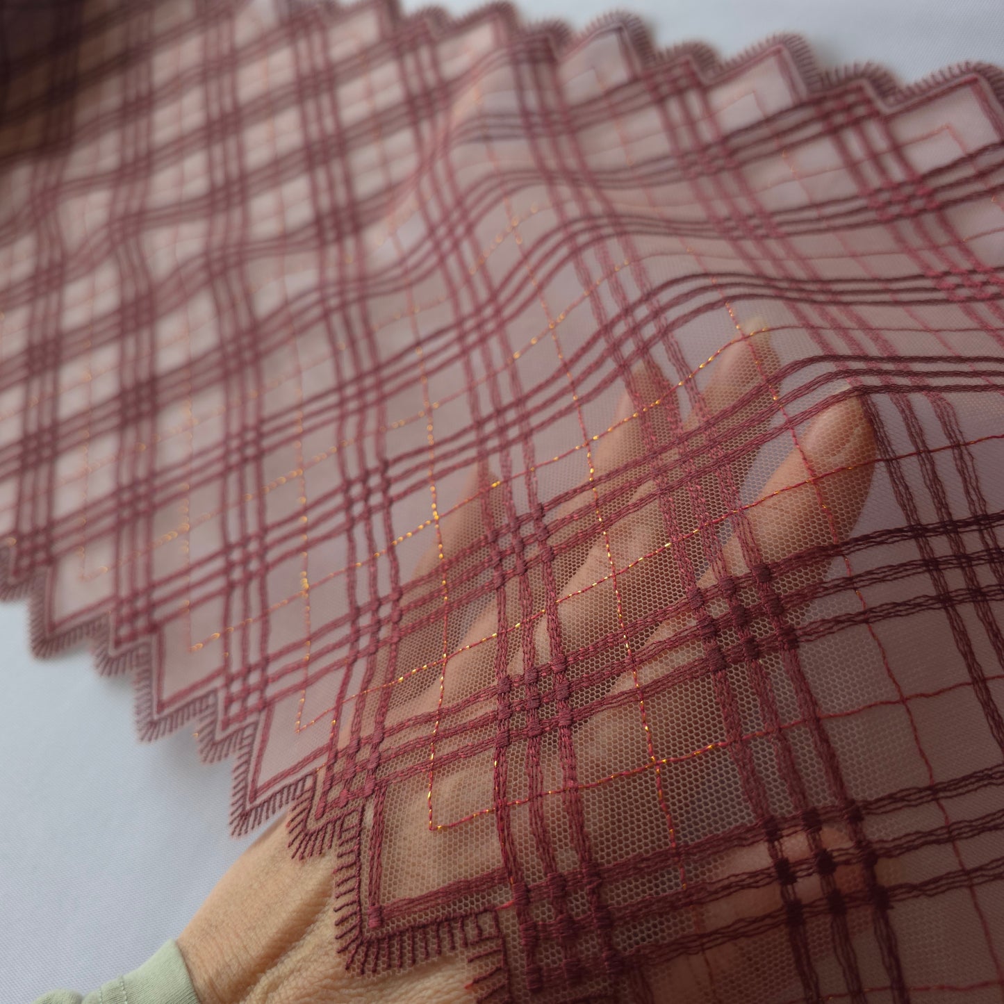 2025-108 beige tule kant met geborduurde ruit in bordeaux rood voorzien van goudkleurige lurexdraad