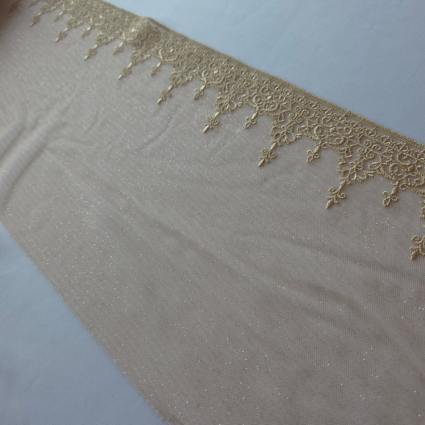 2025-107 Beige tule kant voorzien van zilverkleurige glittertjes en geborduurd randje