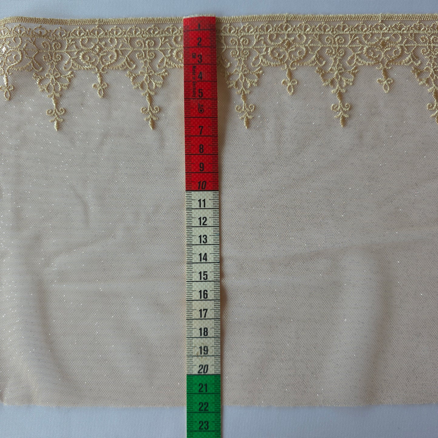 2025-107 Beige tule kant voorzien van zilverkleurige glittertjes en geborduurd randje