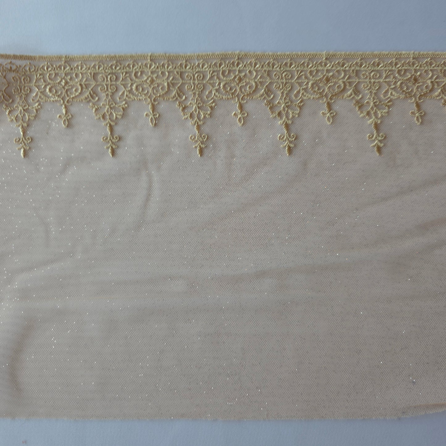 2025-107 Beige tule kant voorzien van zilverkleurige glittertjes en geborduurd randje