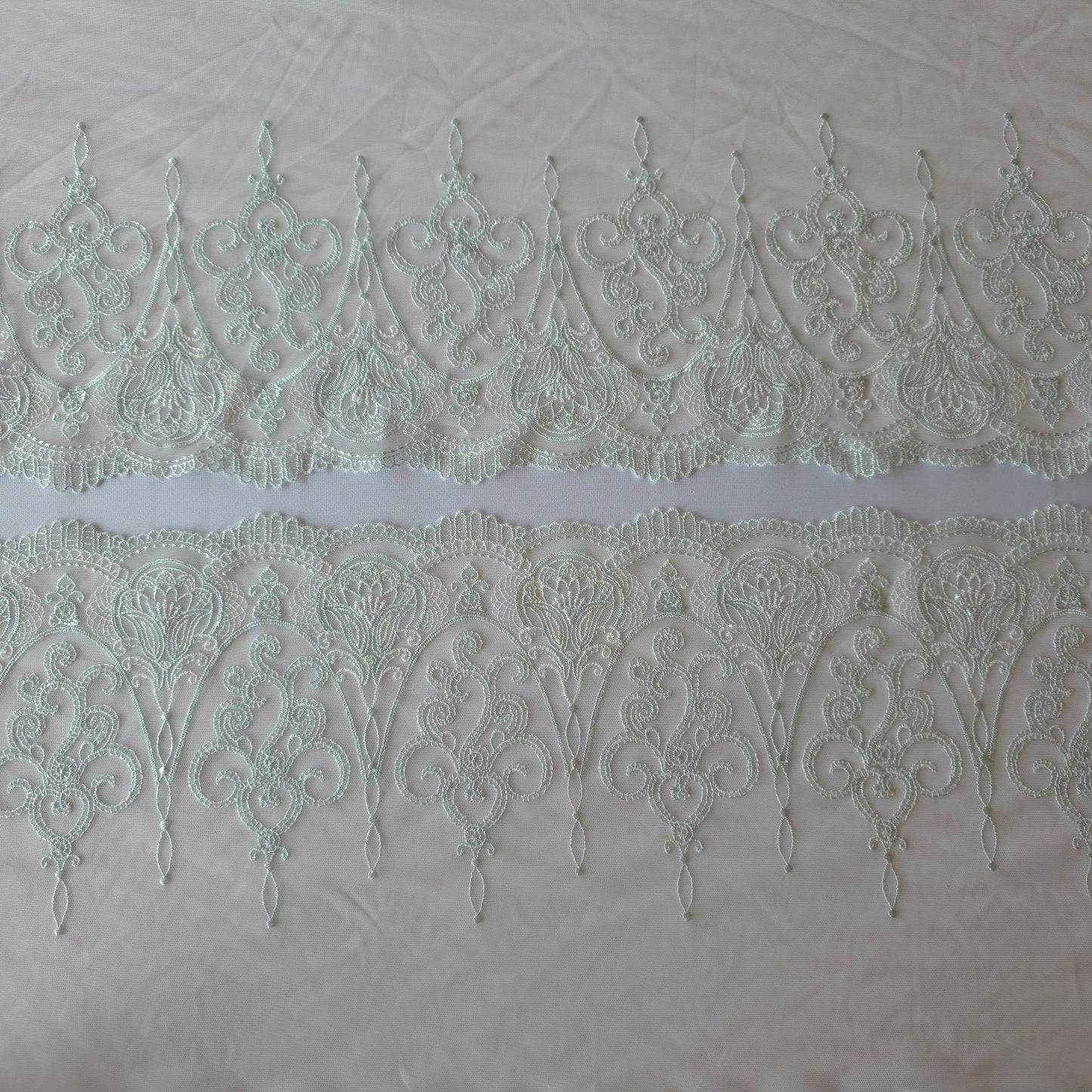 2025-100 heel licht zalmroze stretch mesh met gotisch borduursel in lichtblauw, voorzien van iriserende lurex draad (k