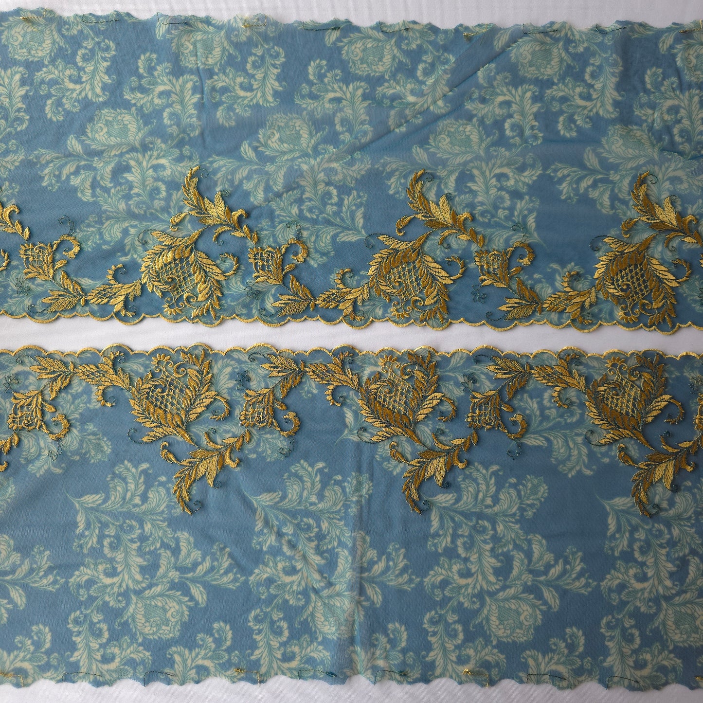 2025-104 Petrol groen tule kant met print en borduursel in Art Nouveau stijl voorzien van goudkleurig lurexdraad