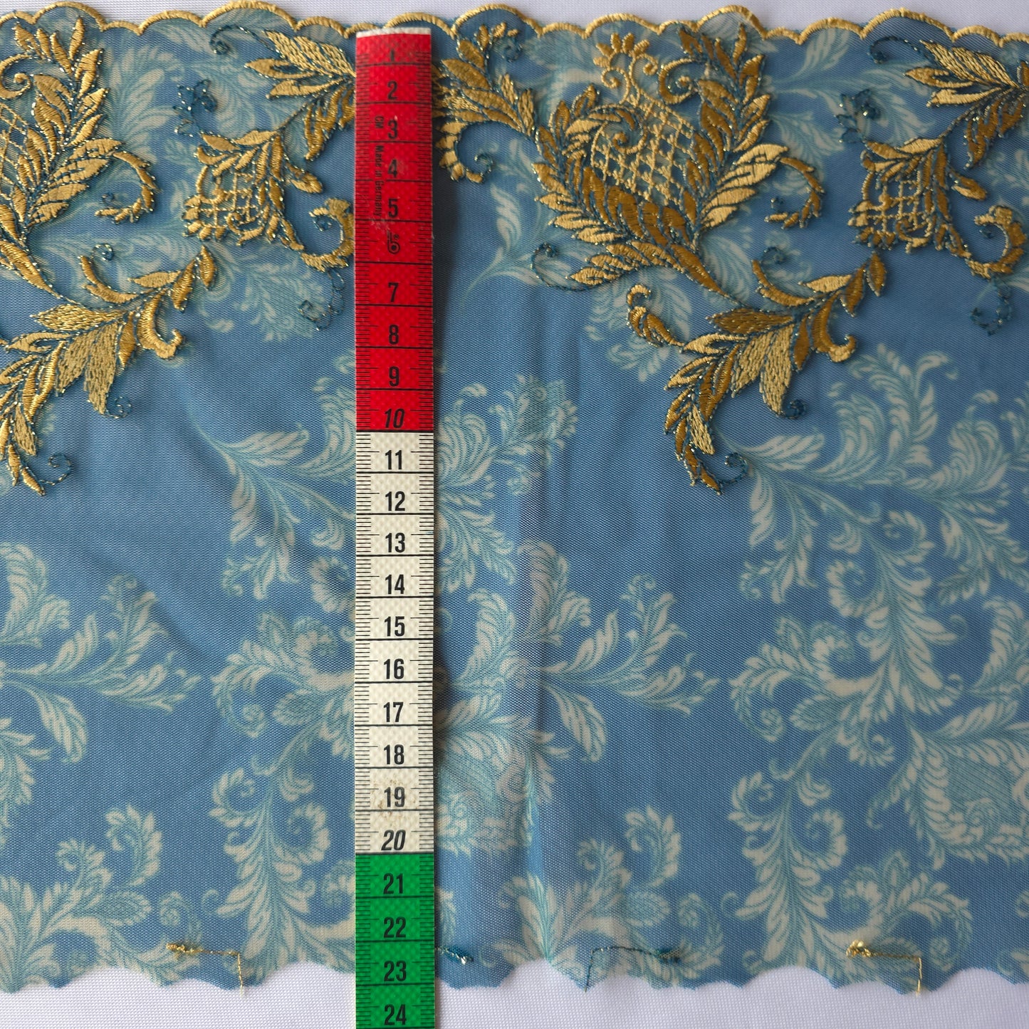 2025-104 Petrol groen tule kant met print en borduursel in Art Nouveau stijl voorzien van goudkleurig lurexdraad