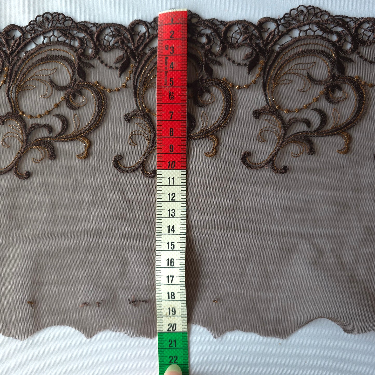 2025-110 chocolade bruin tule kant met guipure rand voorzien van bruin lurexdraad