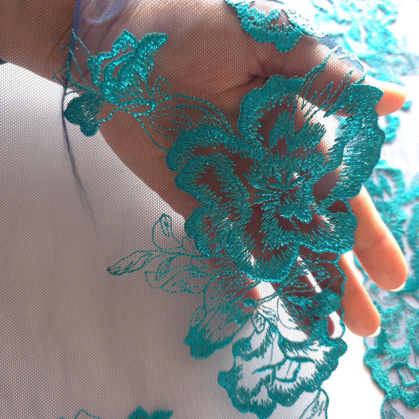 2025-114 donkerblauw tule kan met azuurblauw geborduurde bloemen voorzien van folieprint.