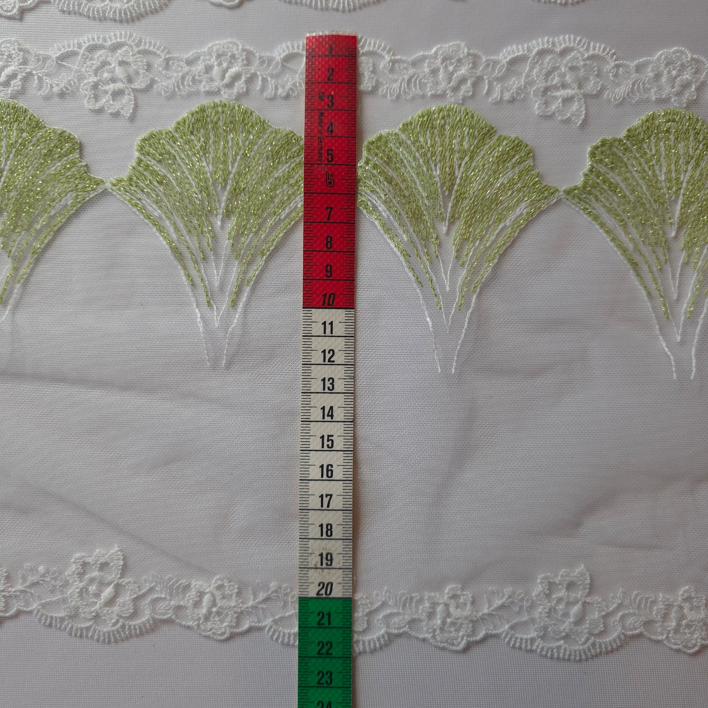 2025-118 wit tule kant met groene "waaiers" voorzien van lurexdraad en dubbelzijdig randje met witte roosjes