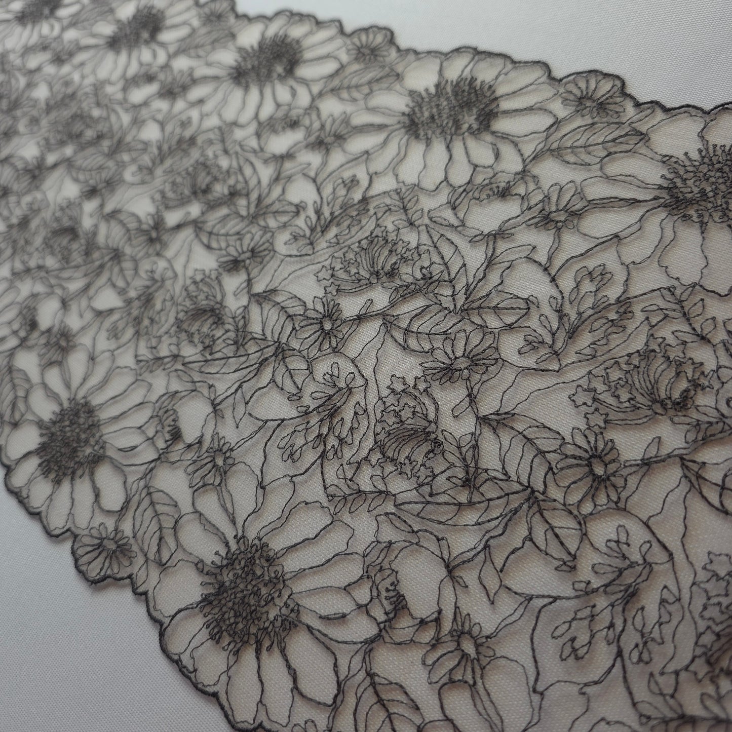 2025-121 delicaat beige tule kant met antraciet kleurig lineart bloemen borduursel