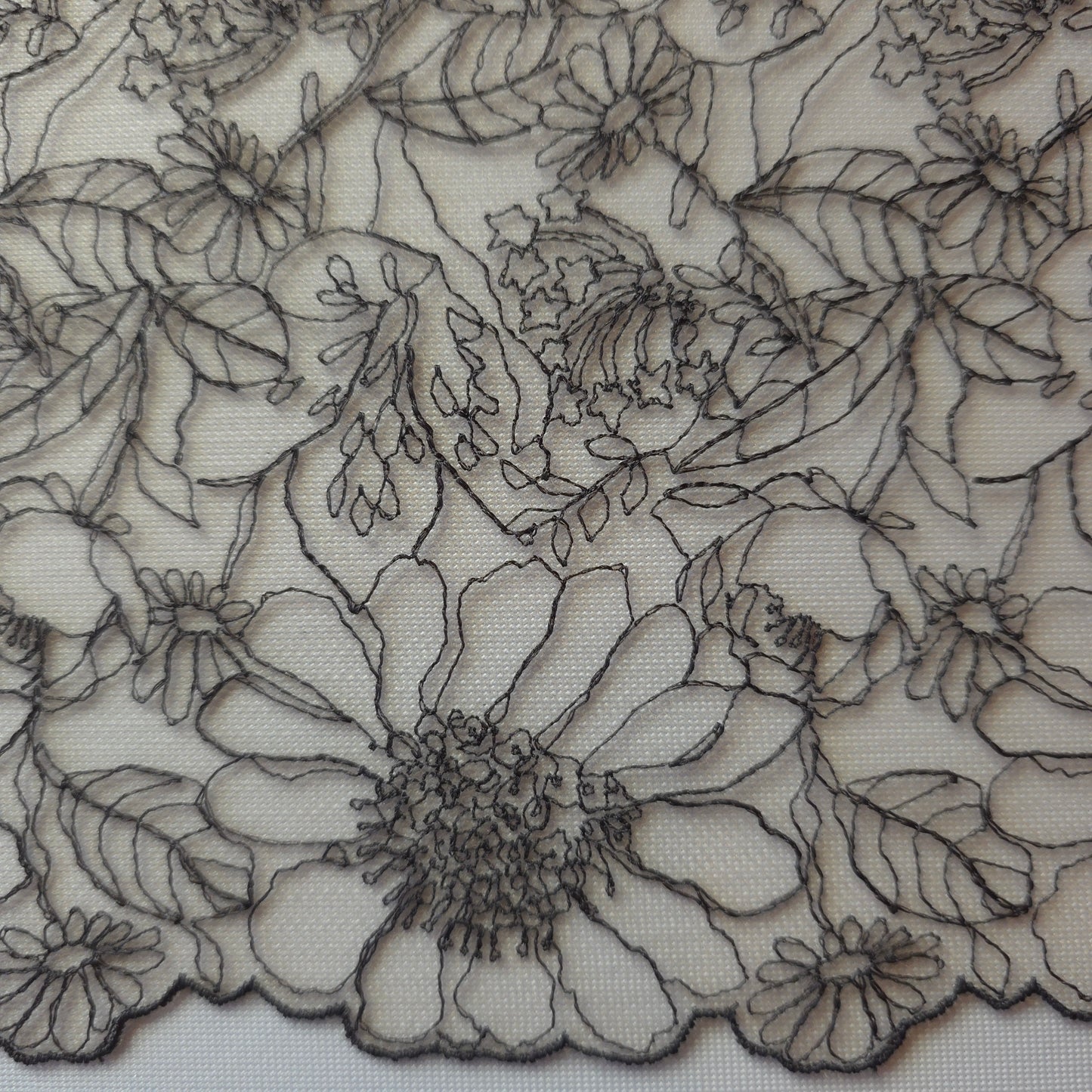 2025-121 delicaat beige tule kant met antraciet kleurig lineart bloemen borduursel