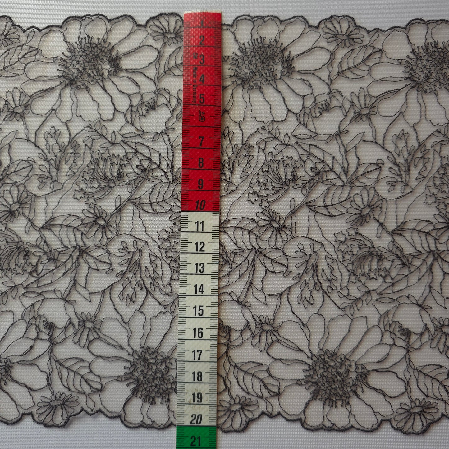 2025-121 delicaat beige tule kant met antraciet kleurig lineart bloemen borduursel