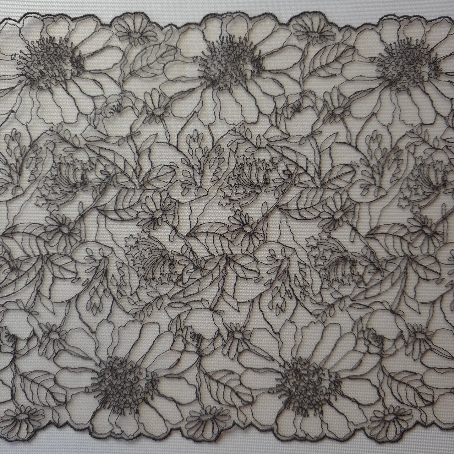 2025-121 delicaat beige tule kant met antraciet kleurig lineart bloemen borduursel