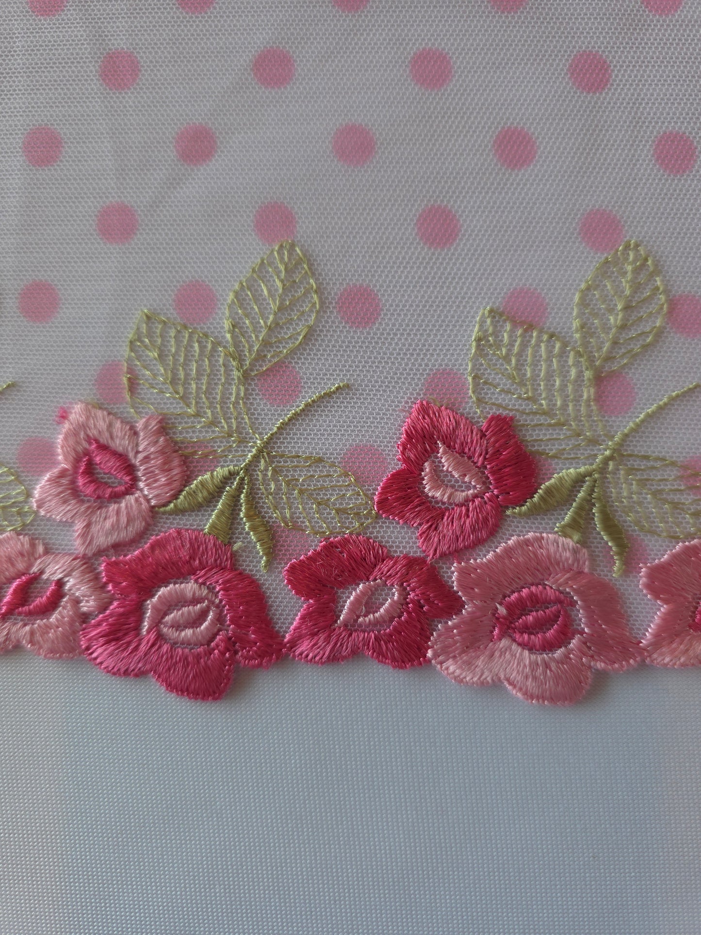 2025-124 licht roze tule kant met polka dot en geborduurde rand met roosjes