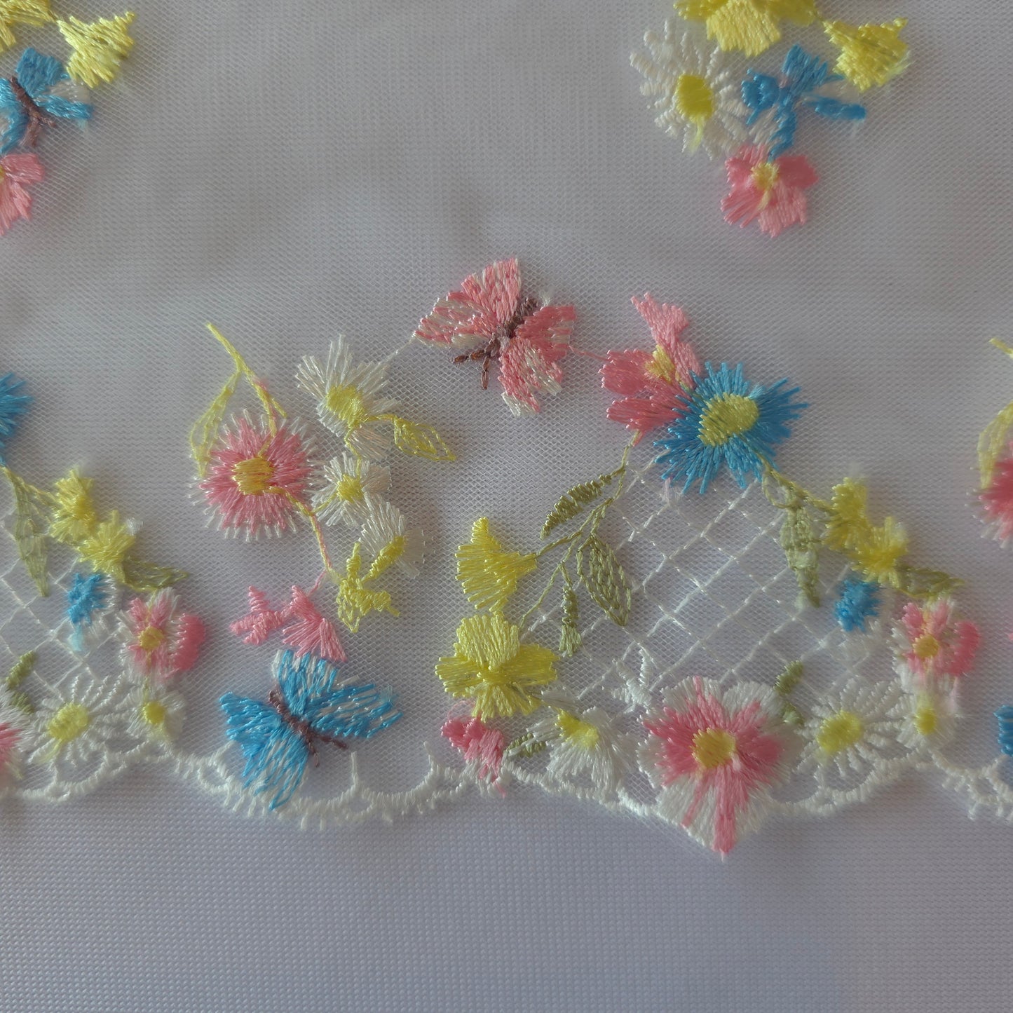 2025-125 deadstock For Love And Lemons wit tule kant met bloemetjes en vlindertjes