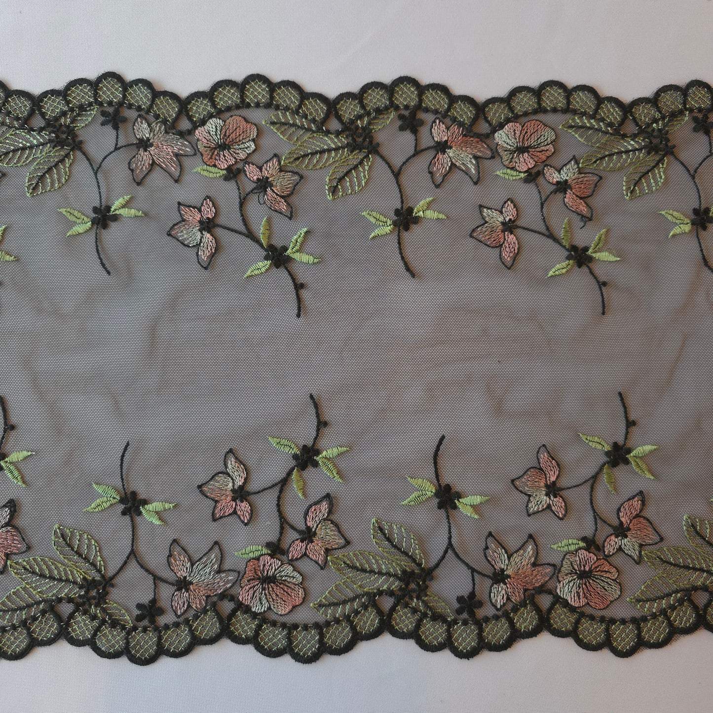 2025-126 zwart kleurig tule kant met bloemetjes is sage en roze