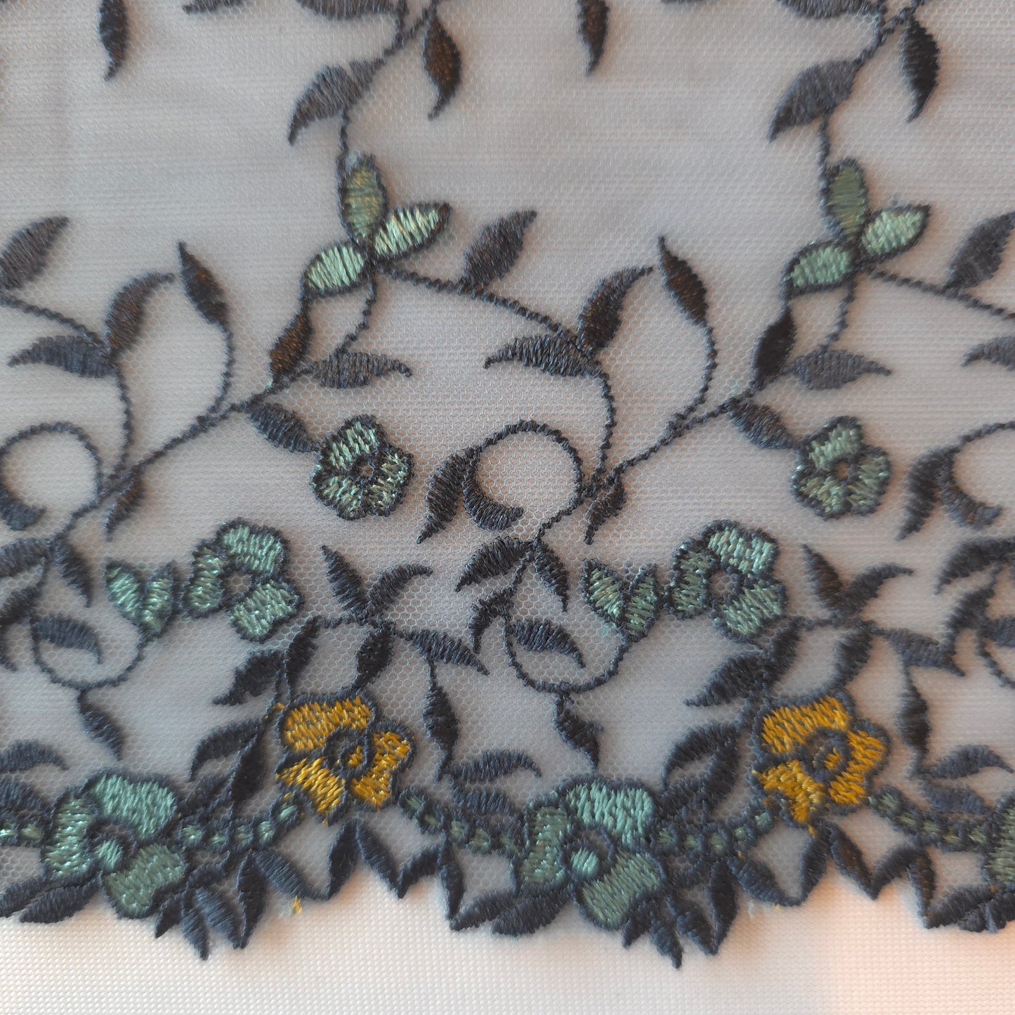 2025-127 jeansblauw tule kant met gele en lichtblauwe kleine bloemetjes