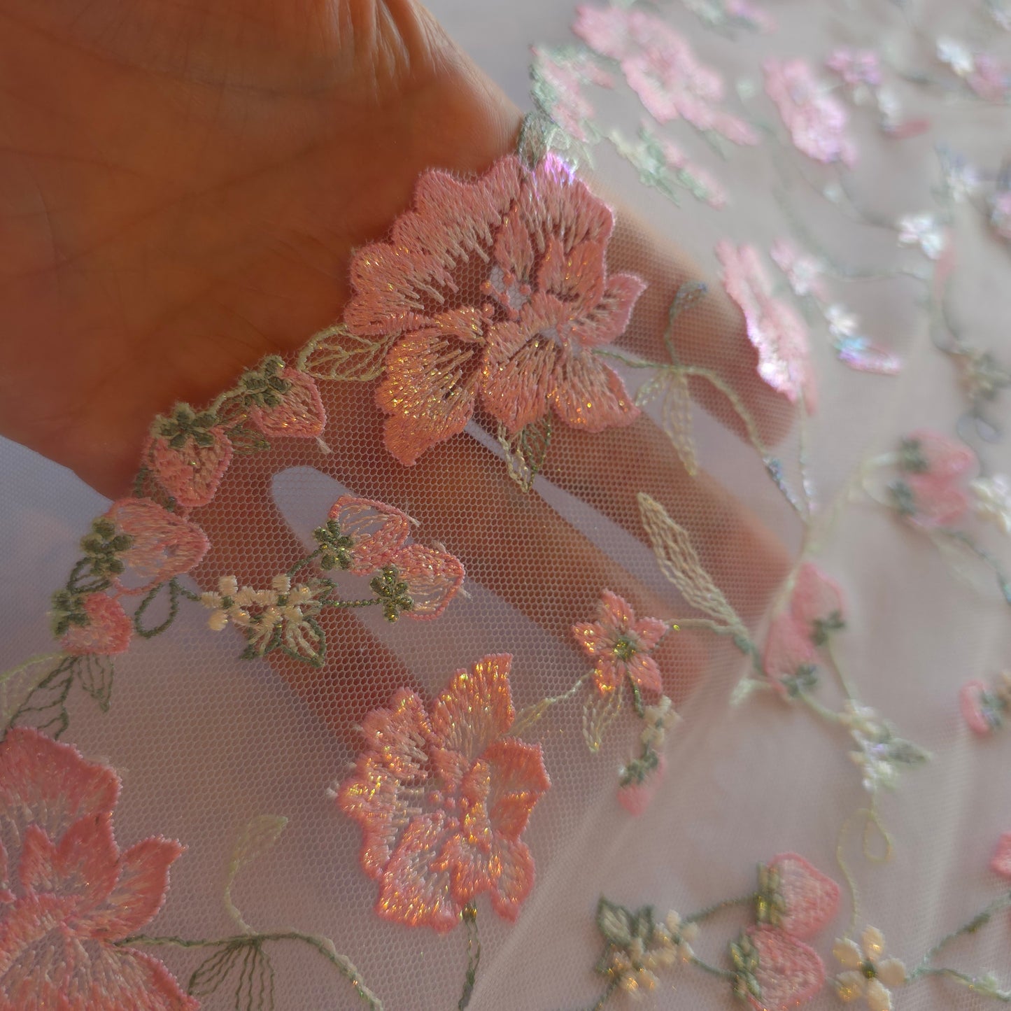 2025-128 wit tule kant met geborduurde rozen en aardbeitjes voorzien van iriserende folieprint