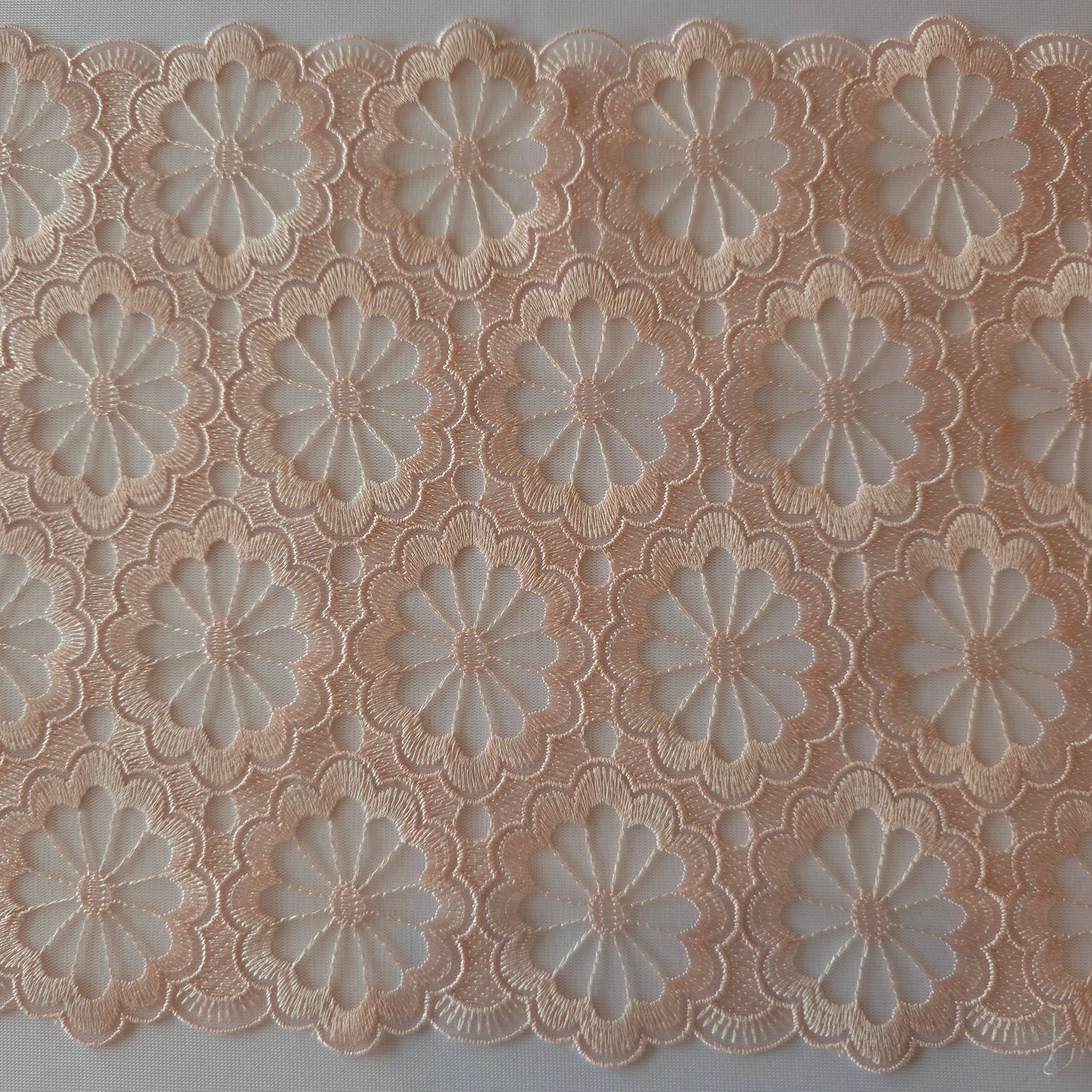 2025-129 wit tule kant met lichtroze, geometrisch bloemen design