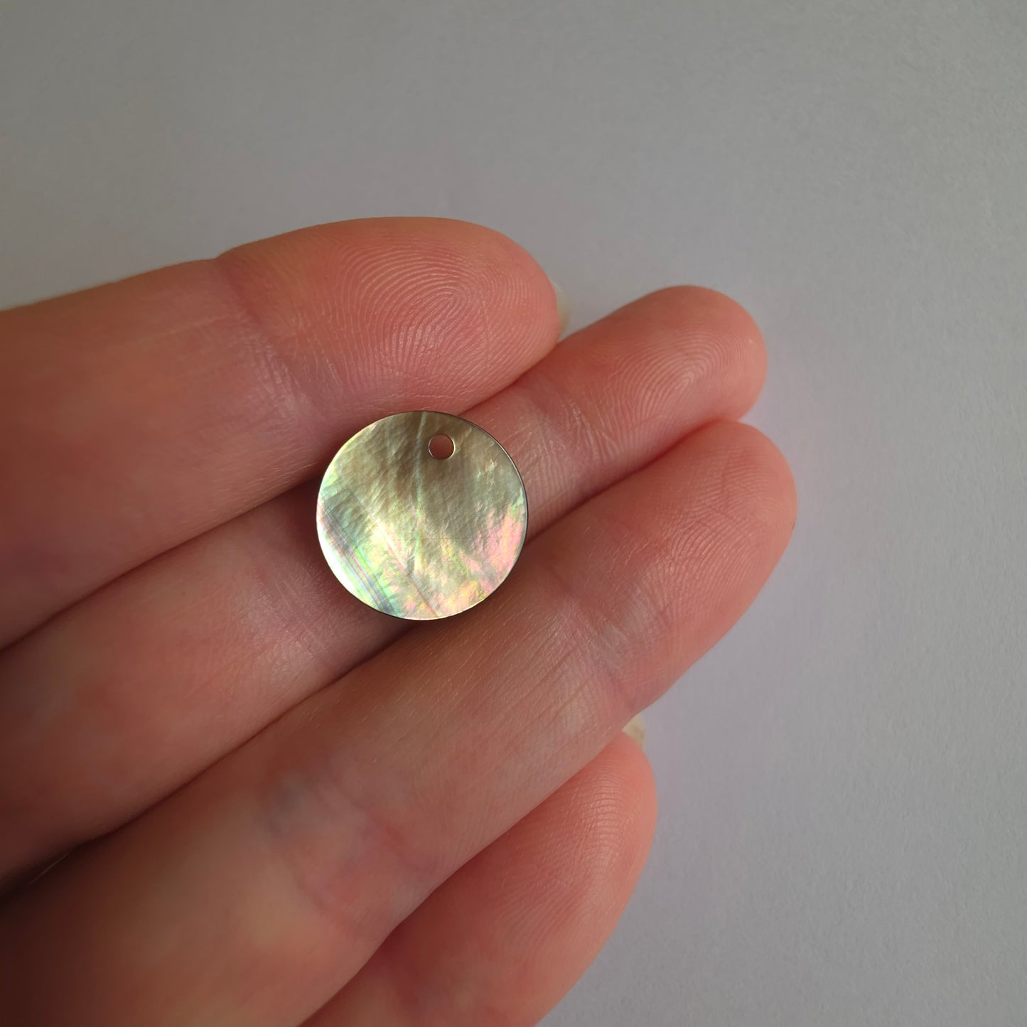 Bebedeltje van echt parelmoer met grijze ondertoon