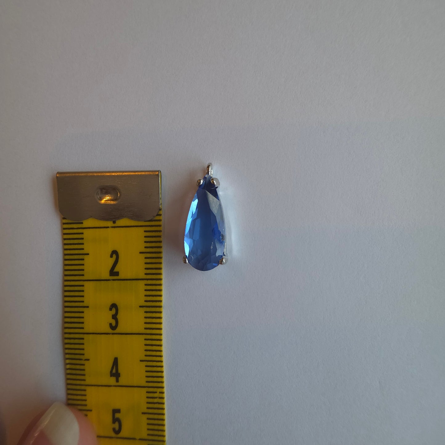 zilverkleurig bedeltje met druppelvormige zirkoon in korenbloem blauw