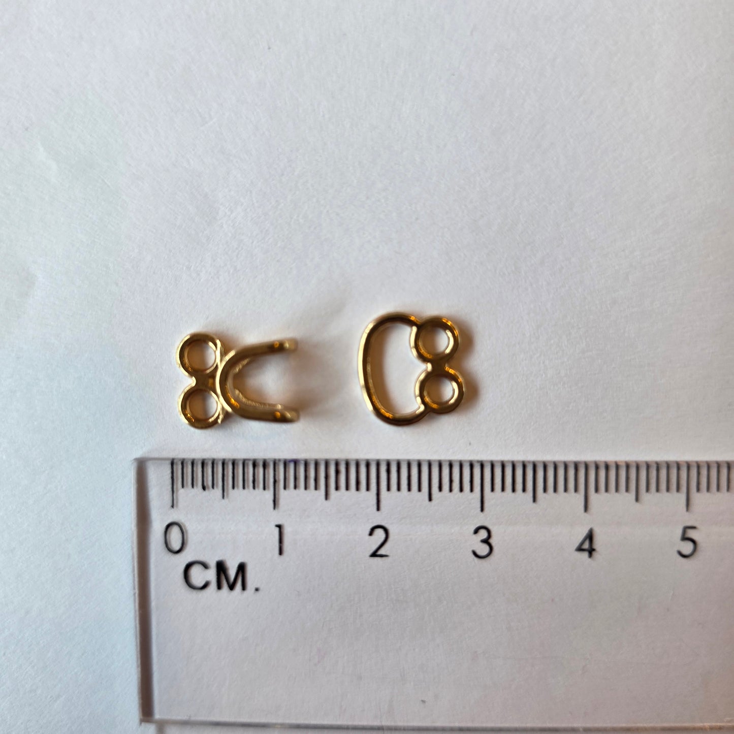 los haakje en oogje champagne goud