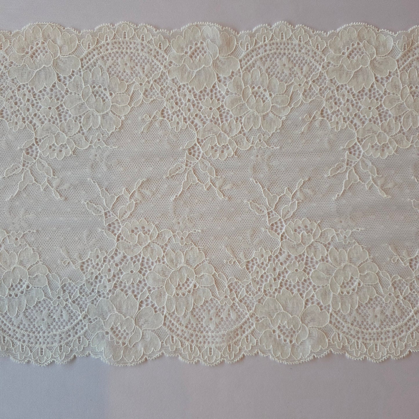 2026-6 roomwit stretchkant met rozen en polkadotje