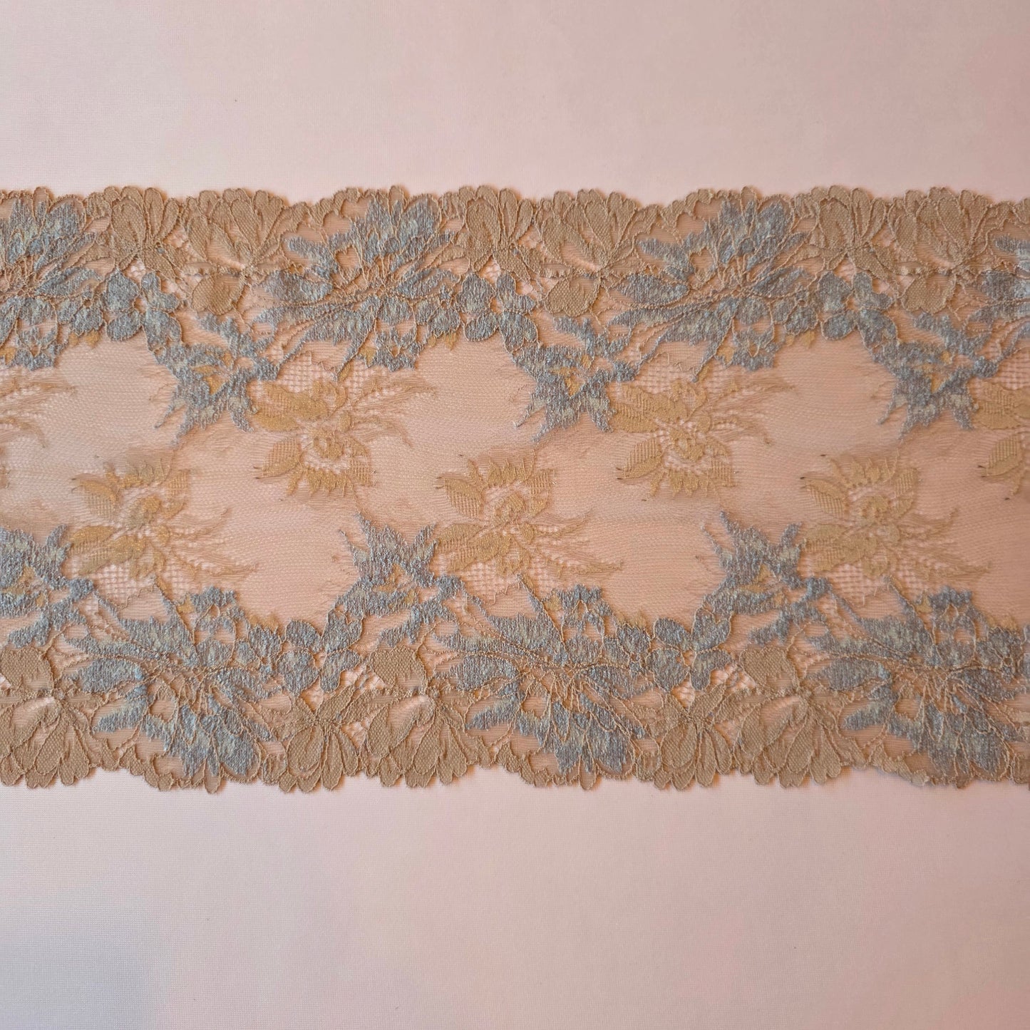 2026-8 taupe stretchkant met lavendelblauwe bloemen