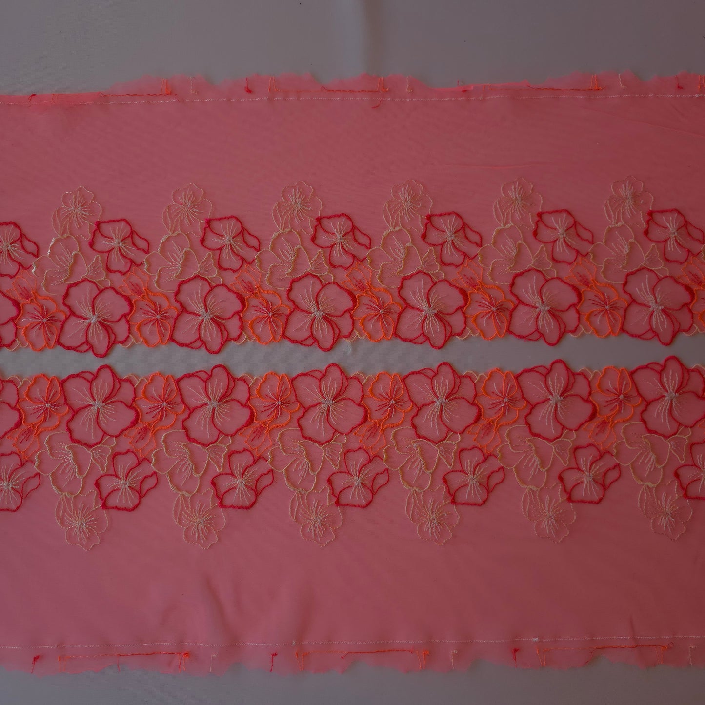 2026-15 fluor koraal-roze geborduurd stretchkant met bloemendesign