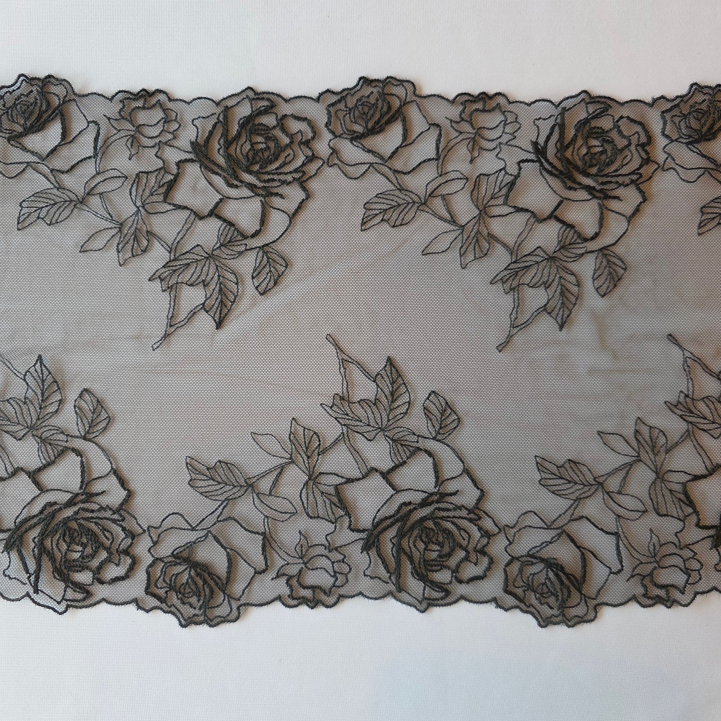2026-27 zwart tule kant met geborduurde gothic rozen