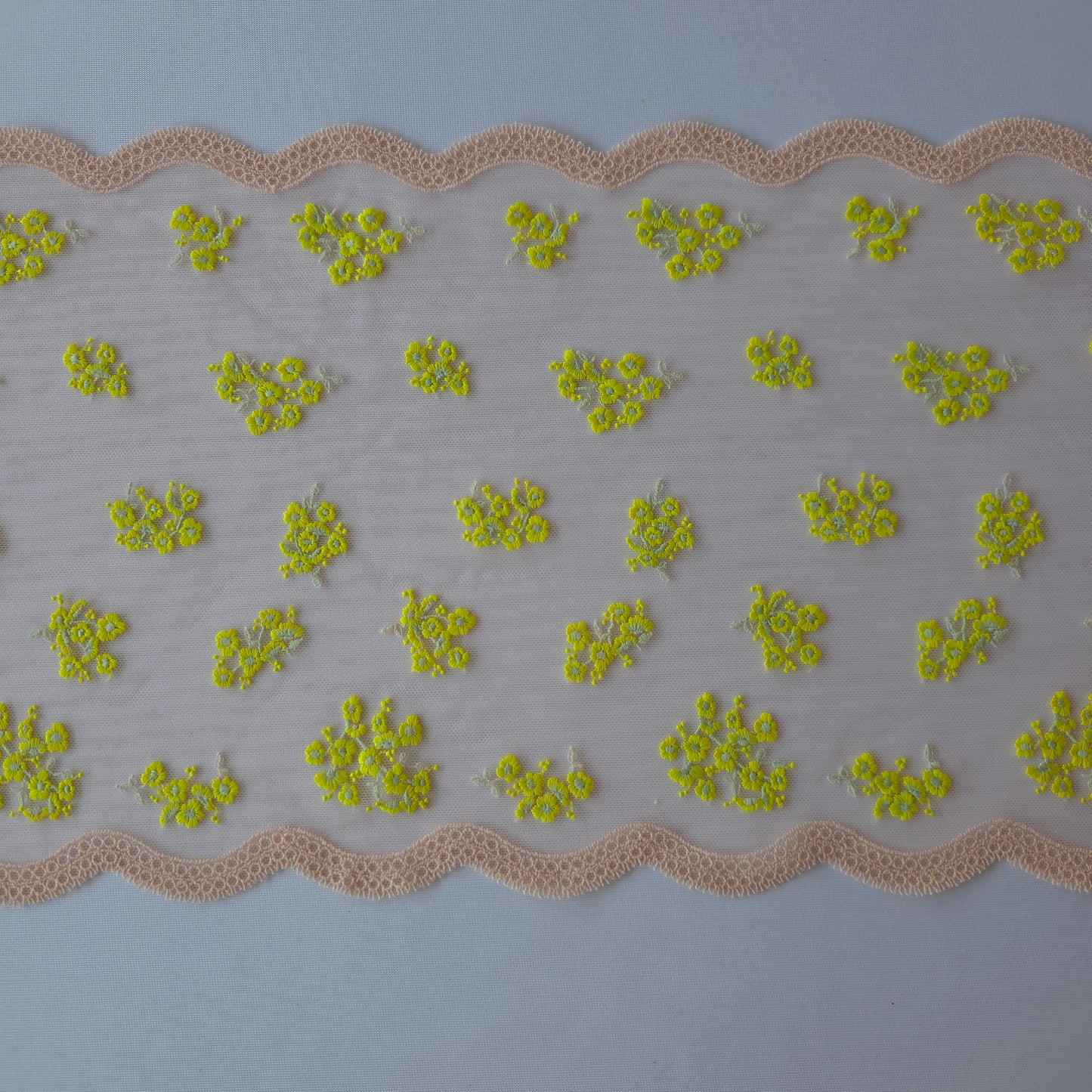 2026-30 Latte tule kant met geborduurde bloemetjes in chartreuse en sage