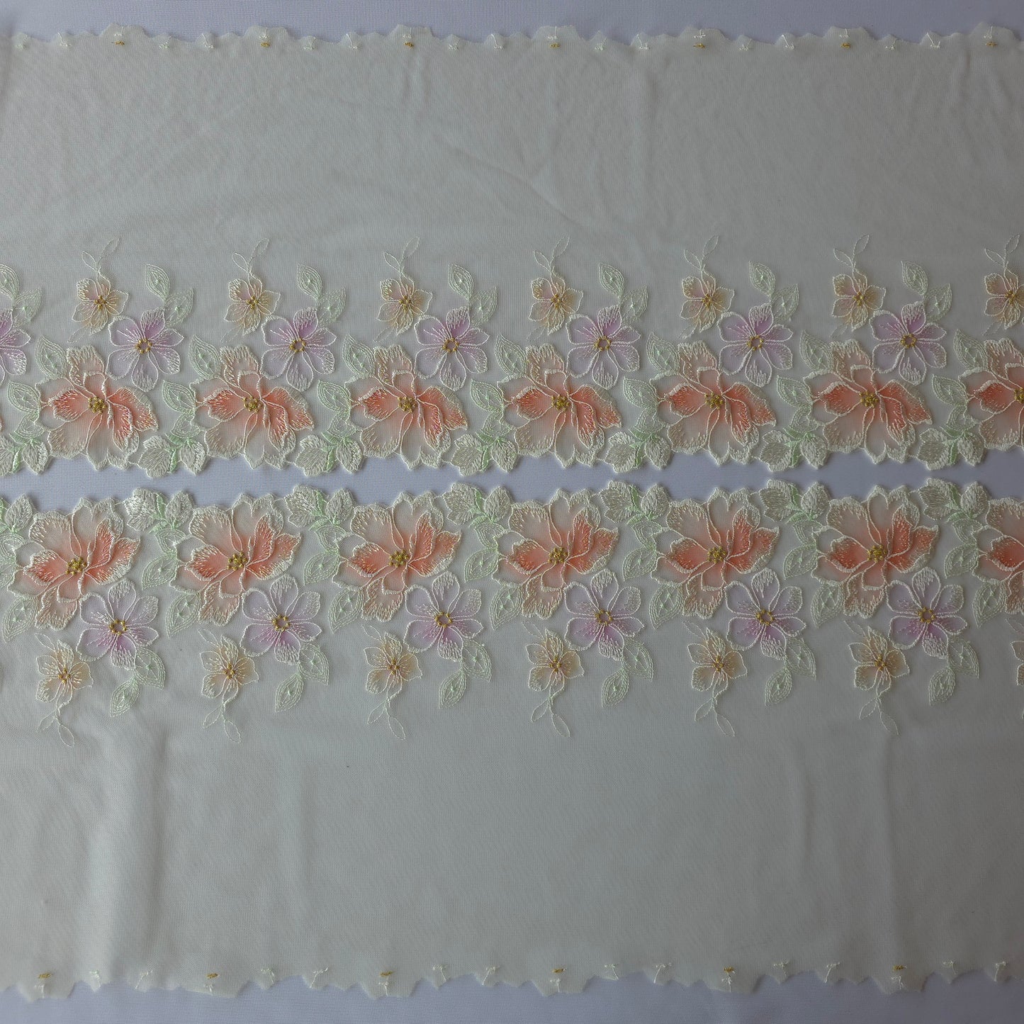 2026-35 botergeel tule kant met geborduurde bloemen en waterverf-effect print met hartjes in goudkleurig lurex draad