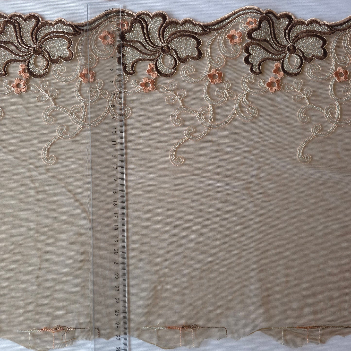 2026-38 bruin tule kant met bloemen voorzien van zilverkleurig lurex draadje