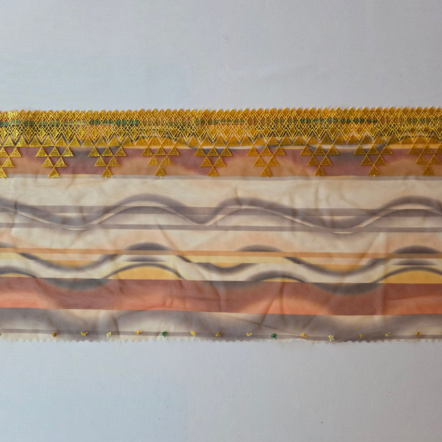 2026-42 tulekant met print in bruintinten en goudgeel borduursel in geometrisch design voorzien van goudkleurig lurex draad