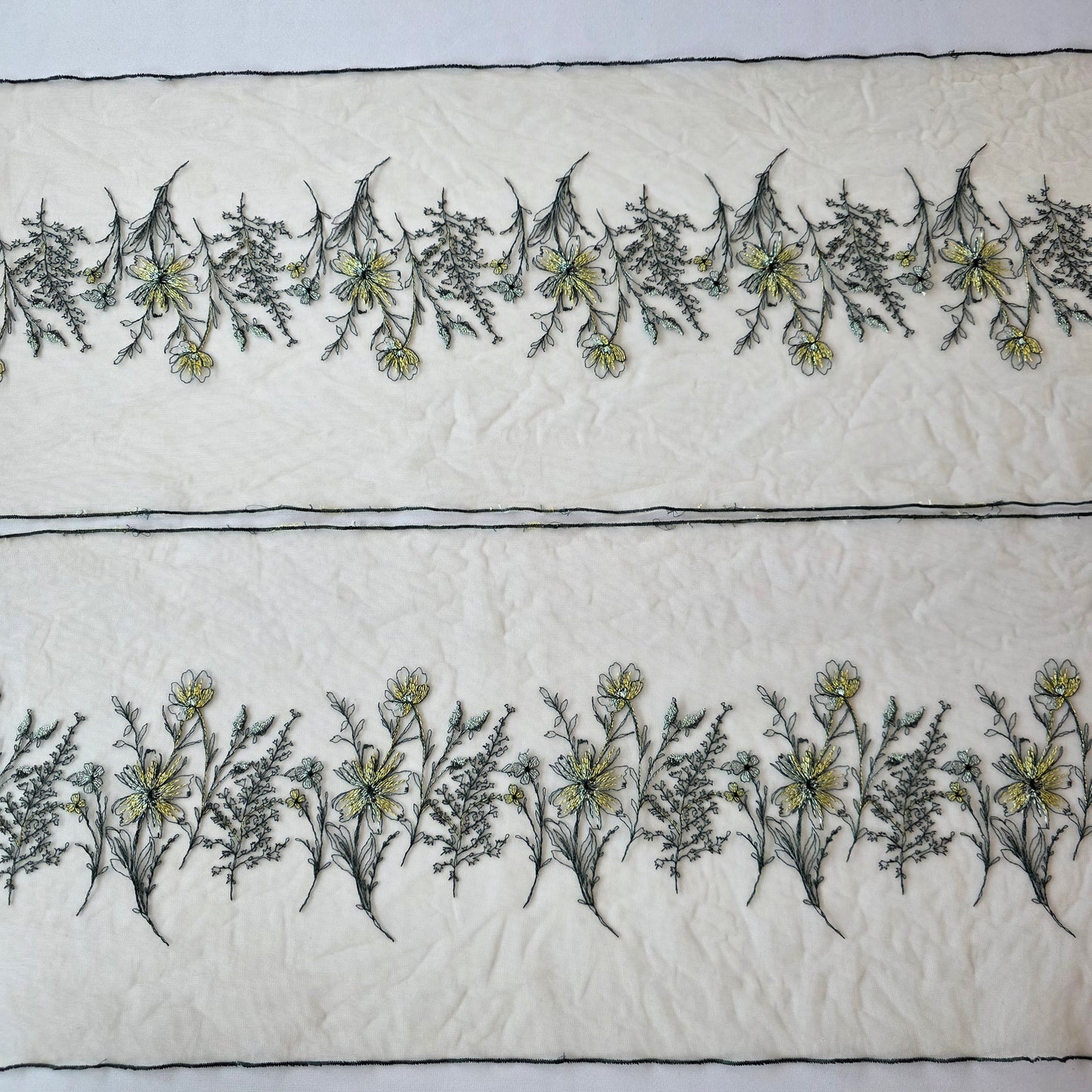 2026-43 latte tule kant met veldbloemen in dennengroen, geel en goudkleurig lurex draadje