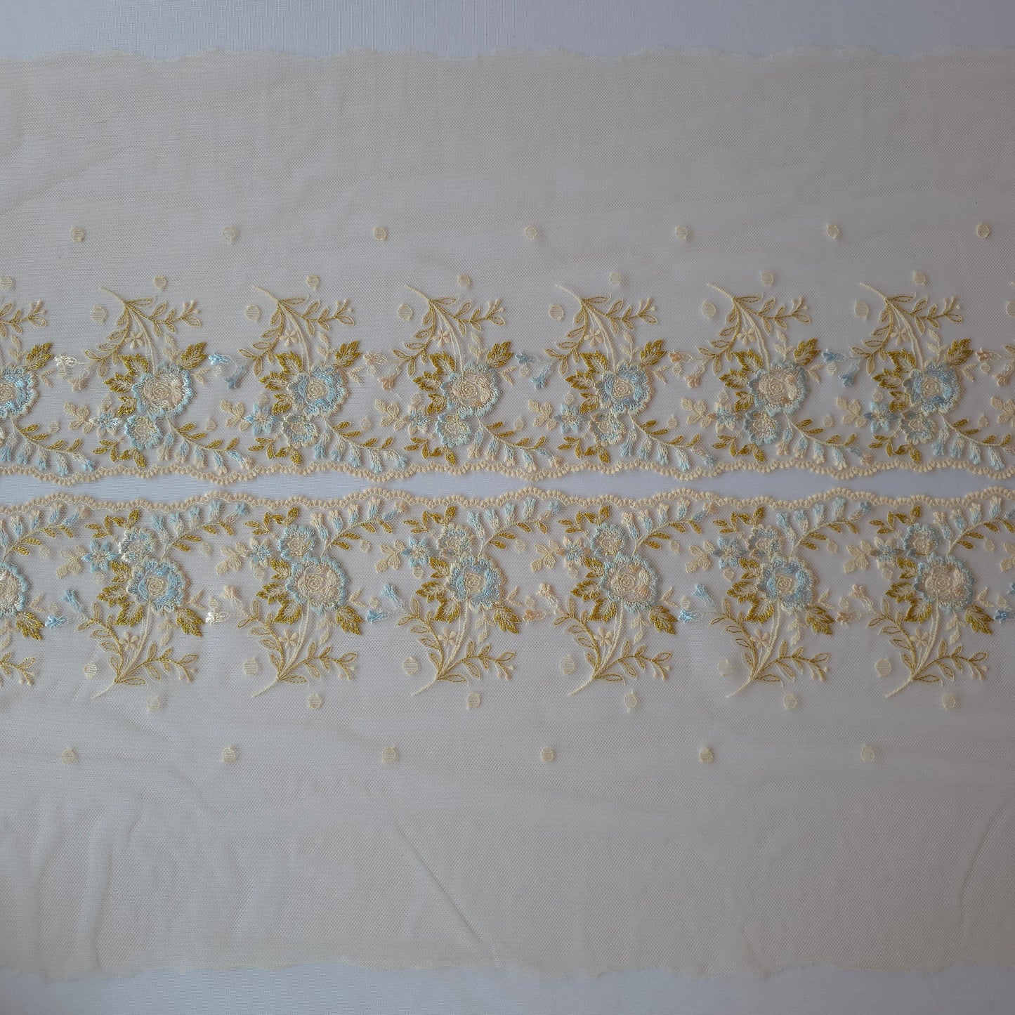 2026-45 prachtig latte tule kant met roosjes en klokbloemetjes in lichtblauw met blaadjes in goudkleurig lurexdraad