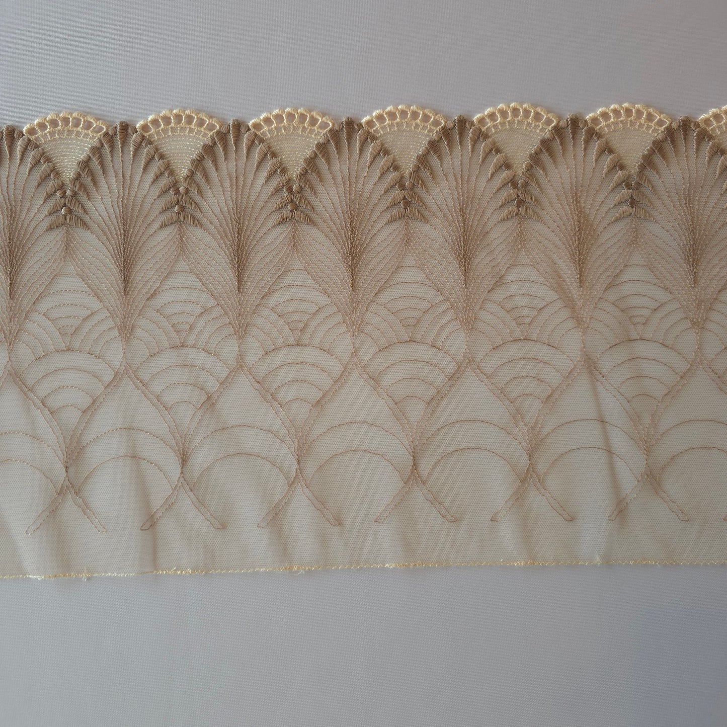 2026-46 latte tulekant met taupe borduursel en opengewerkte schulprand