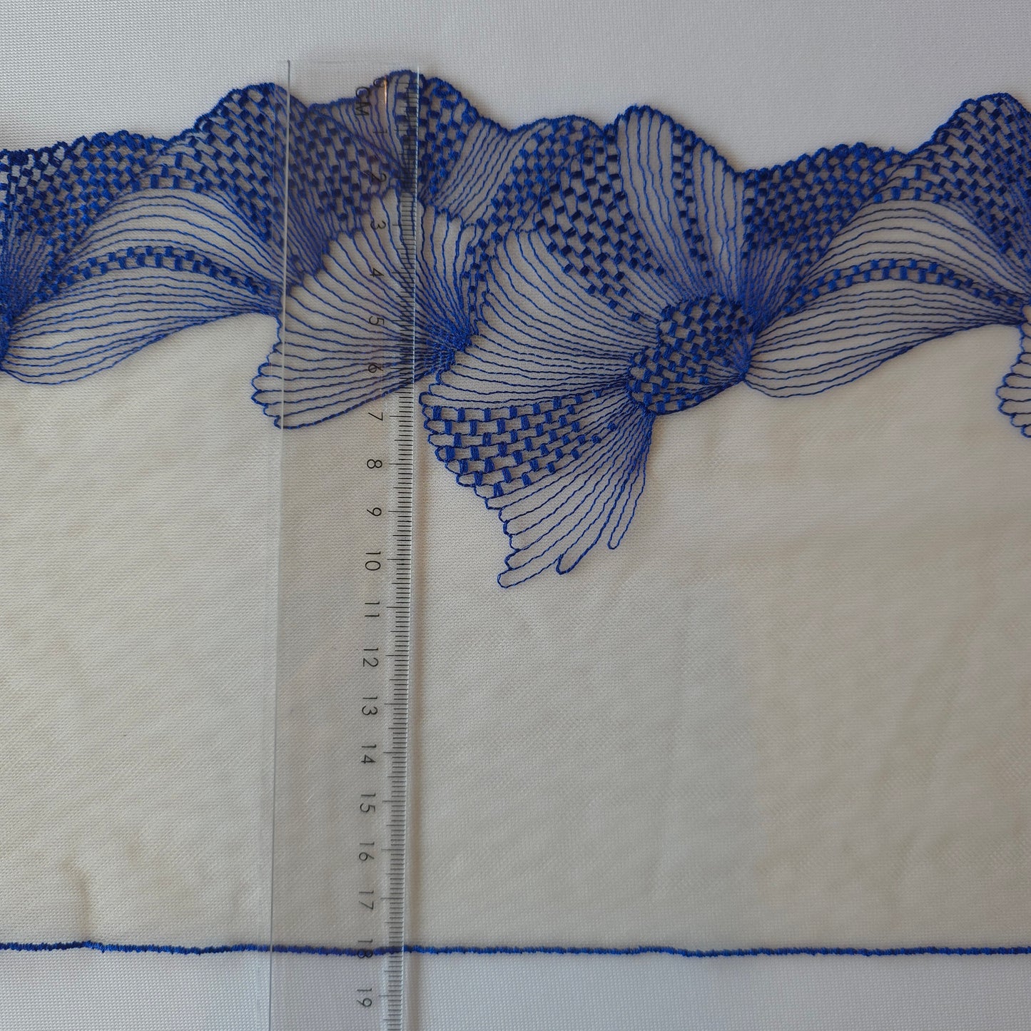 2026-49 latte tule kant met kobalt blauw abstract borduursel