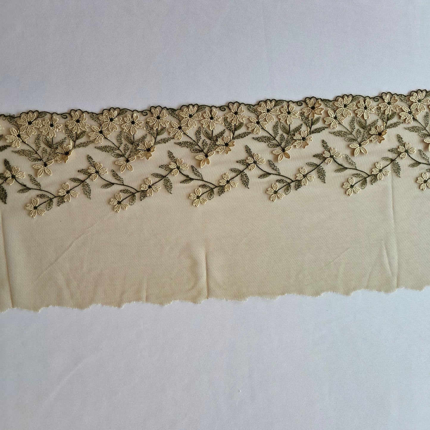 2026-51 taupe tule kant met 3D geappliqueerde bloemetjes in taupe en olijfgroen