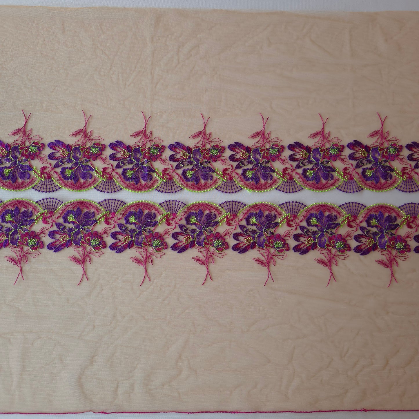 2026-52 latte tule kant met geborduurde bloemen in paarstinten en fluor groen